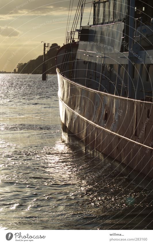 Schiff auf der Elbe, am Museumshafen in Hamburg Binnenschifffahrt Hafen Oevelgönne Övelgönne Abenddämmerung Elbstrand Wasserfahrzeug Ferien & Urlaub & Reisen