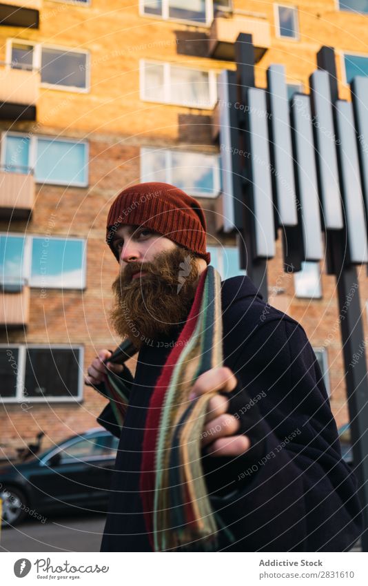 Fröhlicher bärtiger Mann auf der Straße gutaussehend heiter Lächeln Vollbart Blick in die Kamera Großstadt Jugendliche Stadt Lifestyle lässig Mode Stil