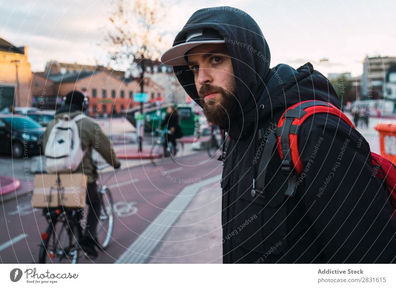 Fröhlicher bärtiger Mann auf der Straße gutaussehend heiter Großstadt Jugendliche Stadt Lifestyle lässig Mode Stil Erwachsene modern Mensch trendy