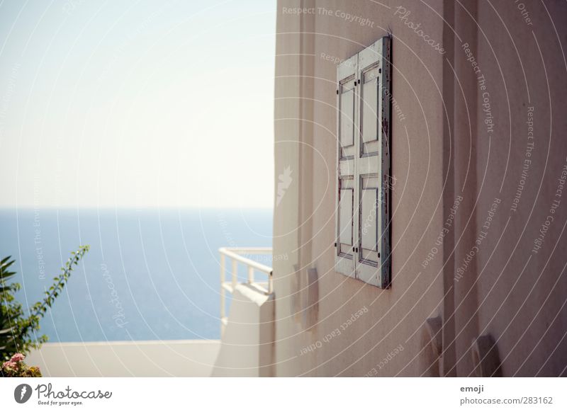 da vorne Himmel Wolkenloser Himmel Sommer Meer Haus Traumhaus Mauer Wand Fassade Fenster hell Wärme Urlaubsfoto Urlaubsstimmung Farbfoto Außenaufnahme