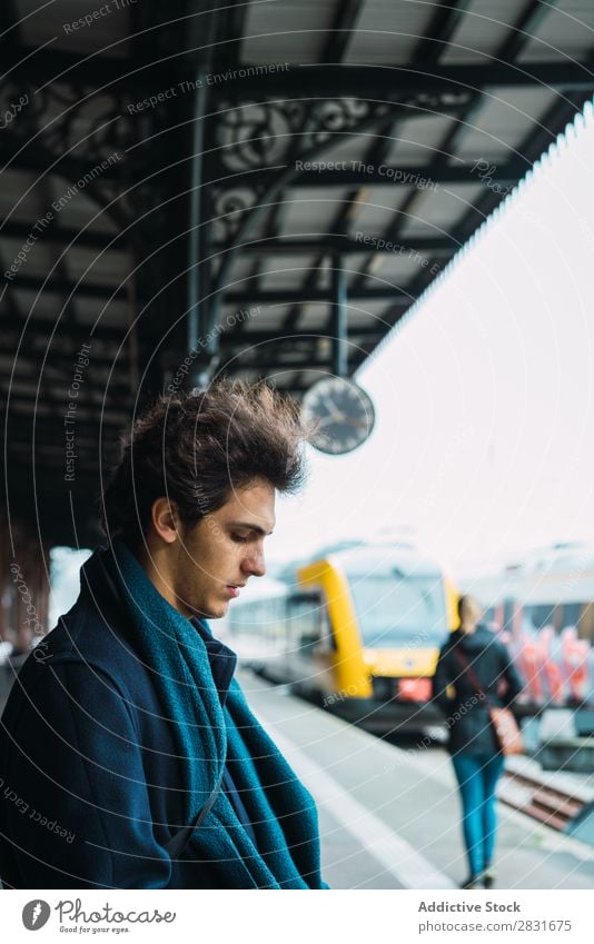 Junger stilvoller Mann auf dem Bahnhof gutaussehend Großstadt Straße Station Eisenbahn Passagier warten Jugendliche Stadt Lifestyle lässig Mode Stil Erwachsene