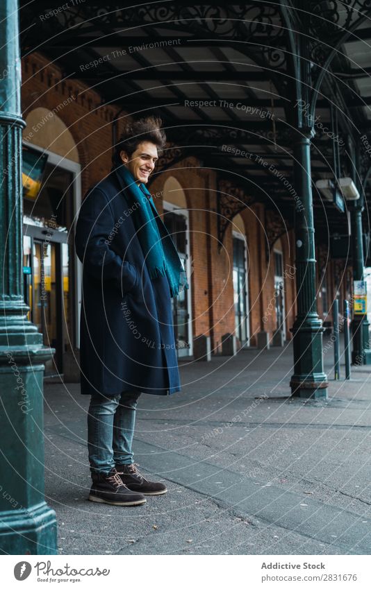 Junger stilvoller Mann auf dem Bahnhof gutaussehend Großstadt Straße Station Eisenbahn Passagier warten Jugendliche Stadt Lifestyle lässig Mode Stil Wegsehen