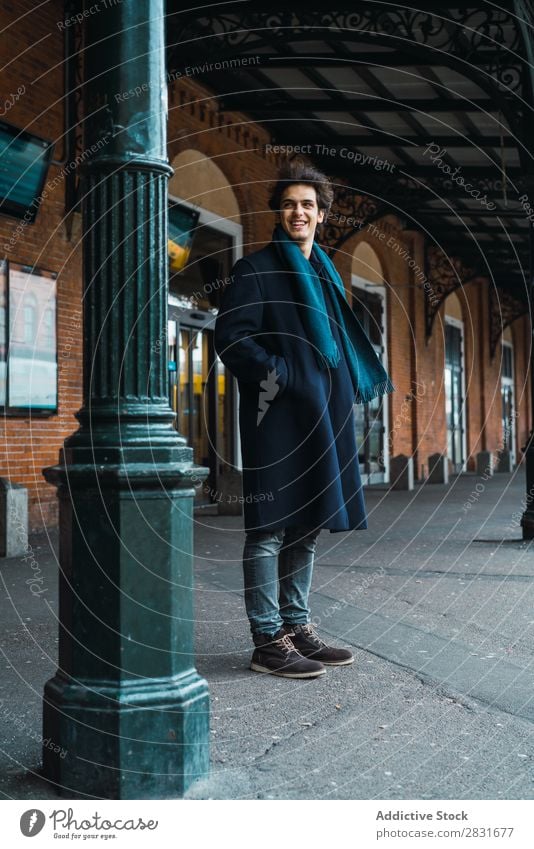 Junger stilvoller Mann auf dem Bahnhof gutaussehend Großstadt Straße Station Eisenbahn Passagier warten Jugendliche Stadt Lifestyle lässig Mode Stil Wegsehen