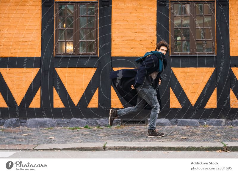 Gutaussehender Mann, der auf der Straße geht. gutaussehend Großstadt laufen Jugendliche Stadt Lifestyle lässig Mode Stil Erwachsene modern Mensch Mantel trendy