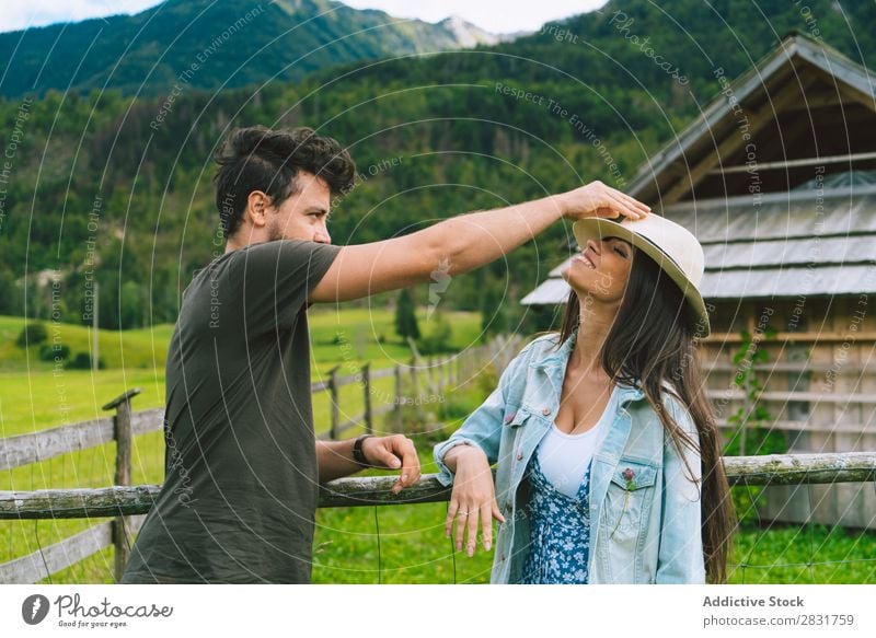 Mann legt Hand an Frau Paar Hut Hügel anmachend Natur Sommer Mensch Liebe Gras schön Zusammensein Jugendliche Glück Landschaft Ferien & Urlaub & Reisen