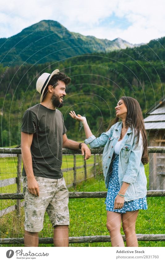 Paar spricht auf der Wiese Hut Hügel Natur Sommer Mensch Mann Frau Liebe Gras schön Zusammensein Jugendliche Glück Landschaft Ferien & Urlaub & Reisen