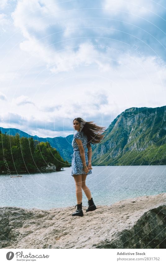 Frau, die auf Stein am See posiert. Berge u. Gebirge Natur Sommer Wasser Jugendliche Ferien & Urlaub & Reisen Lifestyle Mensch schön Landschaft Mädchen