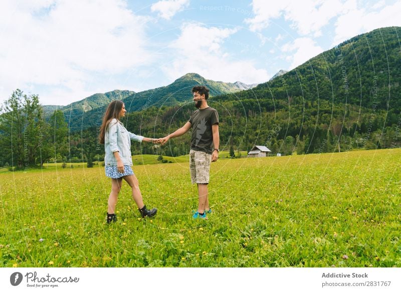 Paar auf Wiese in den Hügeln Händchenhalten Natur Sommer Mensch Mann Frau Liebe Gras schön Zusammensein Jugendliche Glück Landschaft Ferien & Urlaub & Reisen