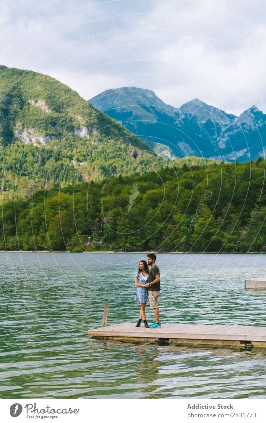 Paar, das auf dem Pier posiert. Anlegestelle Freude See Berge u. Gebirge Glück Liebe Zusammensein Natur Sommer Wasser Jugendliche Frau Ferien & Urlaub & Reisen