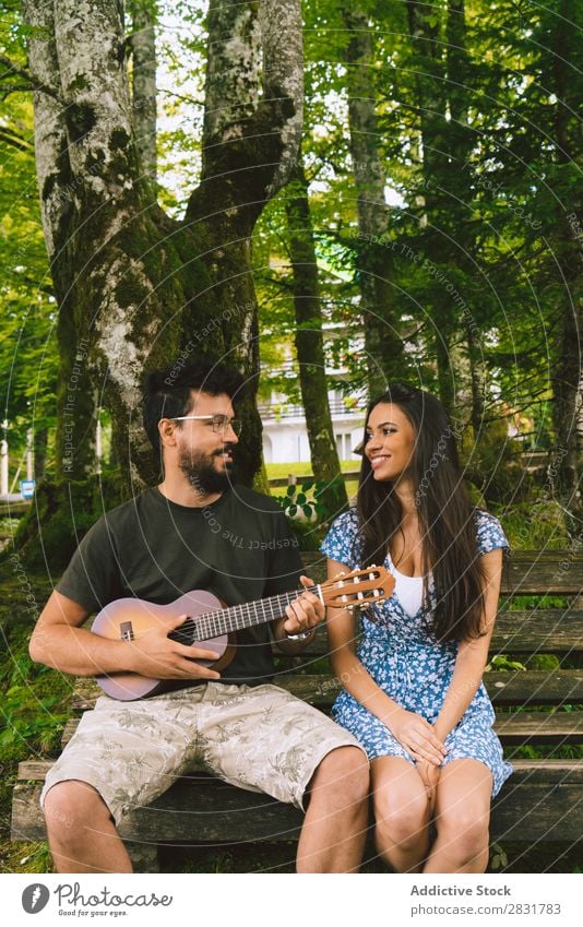 Mann spielt Gitarre für Frau Paar sitzen Spielen Musiker akustisch Mensch Natur Ferien & Urlaub & Reisen Liebe Sommer Glück 2 romantisch Lifestyle Romantik