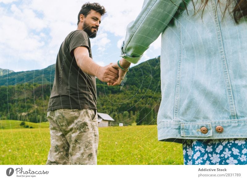 Paar auf Wiese in den Hügeln Händchenhalten Natur Sommer Mensch Mann Frau Liebe Gras schön Zusammensein Jugendliche Glück Landschaft Ferien & Urlaub & Reisen