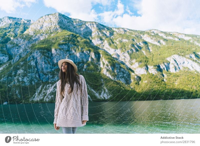 Hübsche Frau am Ufer See Berge u. Gebirge Küste Natur Sommer Wasser Jugendliche Ferien & Urlaub & Reisen Lifestyle Mensch schön Landschaft Mädchen