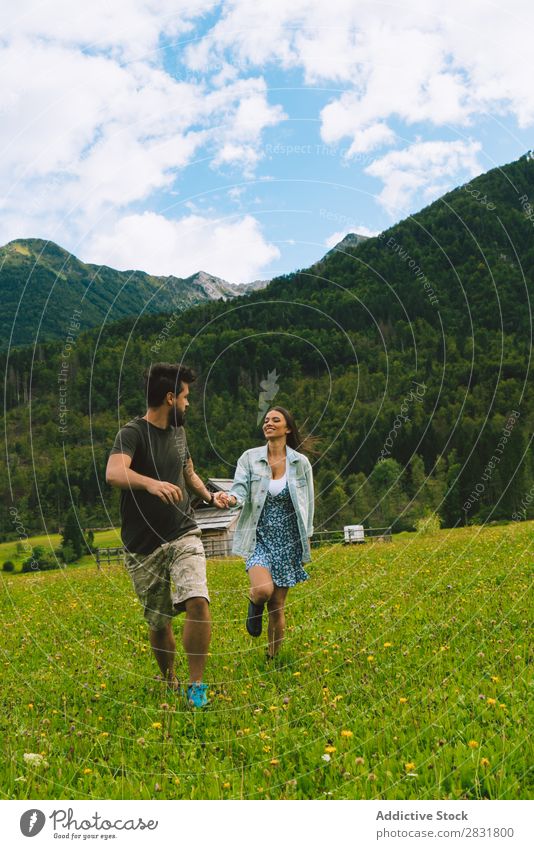 Paar auf Wiese in den Hügeln Händchenhalten Natur Sommer Mensch Mann Frau Liebe Gras schön Zusammensein Jugendliche Glück Landschaft Ferien & Urlaub & Reisen