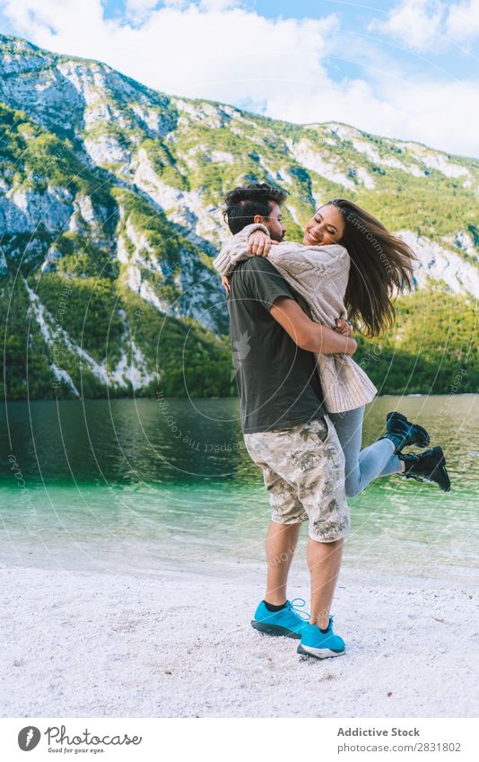 Ein Paar, das Spaß am See hat. Mensch Natur Augen geschlossen Ferien & Urlaub & Reisen Liebe Sommer Glück 2 Mann Frau romantisch Lifestyle Wasser Romantik schön