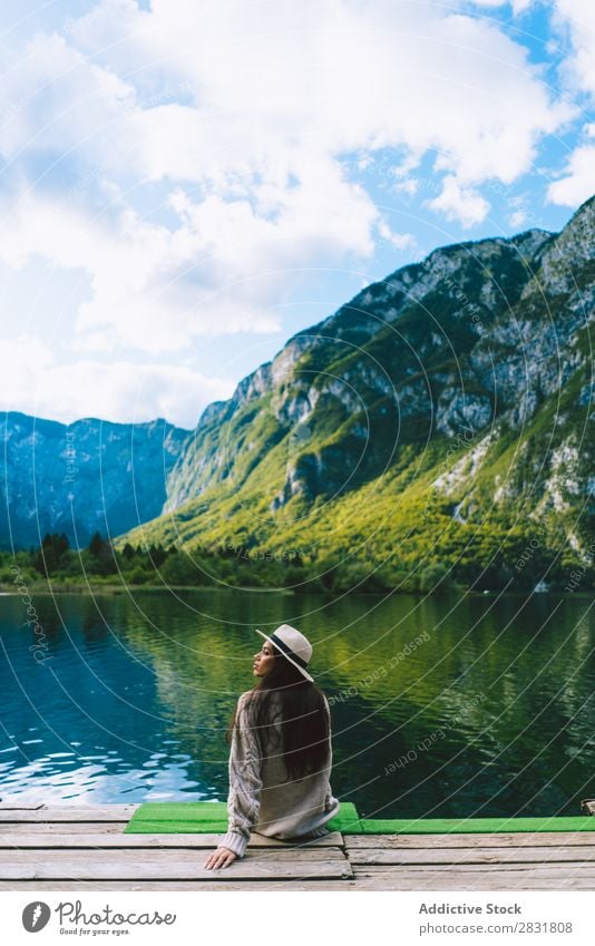 Frau am See sitzend Natur Ferien & Urlaub & Reisen Anlegestelle Sommer Glück romantisch Lifestyle Wasser schön Jugendliche Freizeit & Hobby Fröhlichkeit