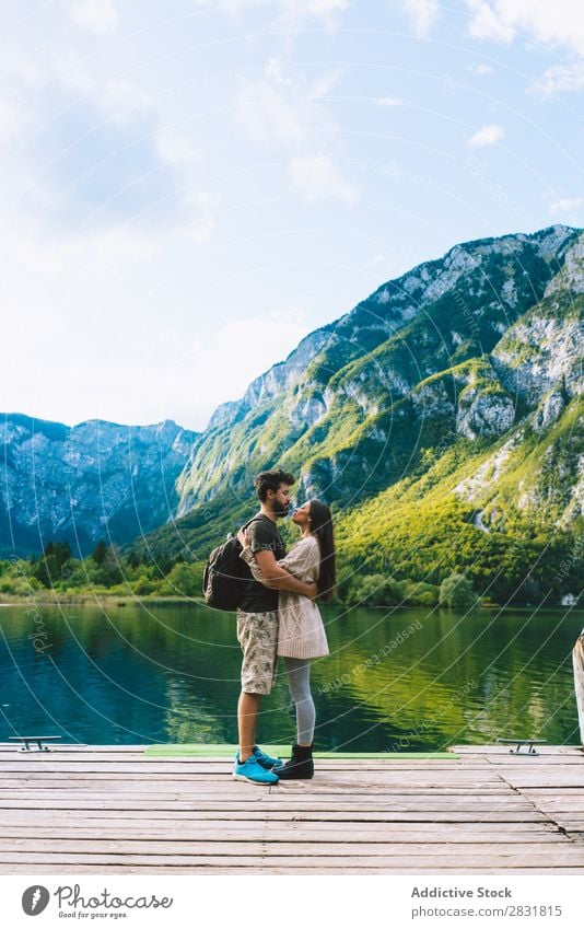 Ein Paar, das sich auf dem Pier umarmt. See Mensch Natur Ferien & Urlaub & Reisen Anlegestelle Liebe Sommer Glück 2 Mann Frau romantisch Lifestyle Wasser