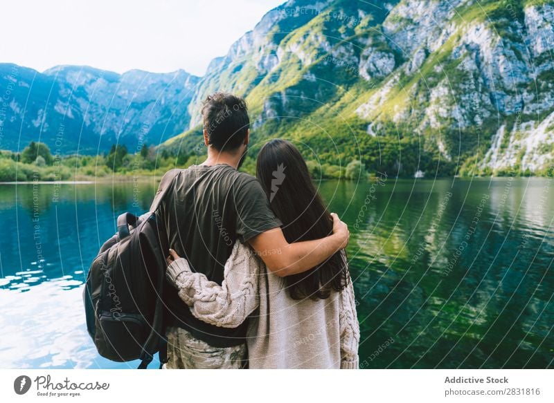 Ein Paar, das sich auf dem Pier umarmt. See Mensch Natur Ferien & Urlaub & Reisen Anlegestelle Liebe Sommer Glück 2 Mann Frau romantisch Lifestyle Wasser