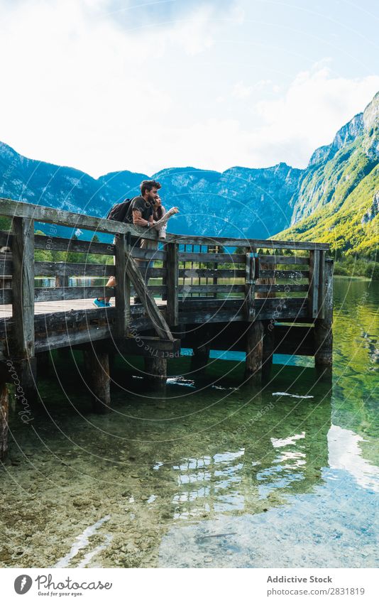 Paar steht auf dem Pier See Mensch Natur Ferien & Urlaub & Reisen Anlegestelle stehen Zusammensein Liebe Sommer Glück 2 Mann Frau romantisch Lifestyle Wasser