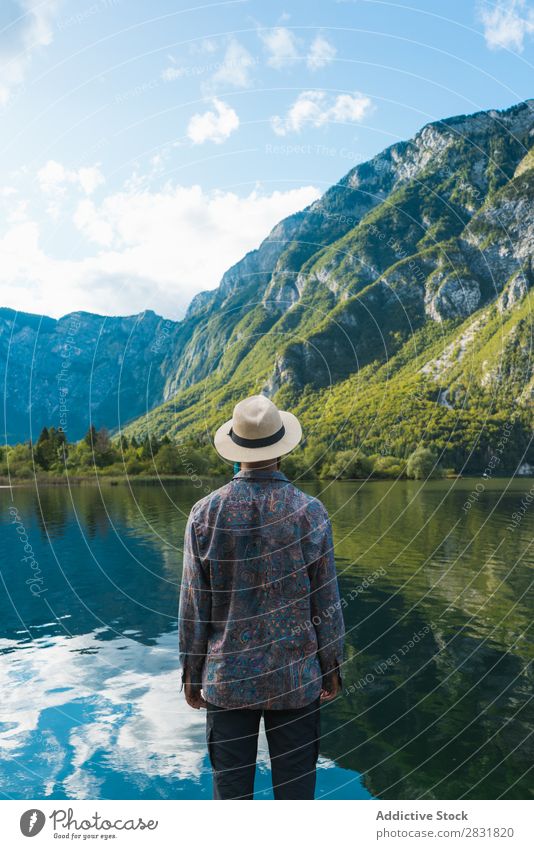 Mann am See stehend Berge u. Gebirge Wasser Natur Landschaft Mensch Tourismus wandern Einsamkeit ruhig Tourist Felsen Erholung Freiheit Freizeit & Hobby Klippe