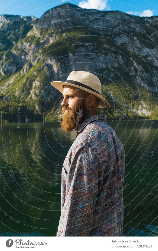 Bartiger Mann am See stehend Berge u. Gebirge bärtig Wasser Natur Landschaft Mensch Tourismus wandern Einsamkeit ruhig Tourist Felsen Erholung Freiheit