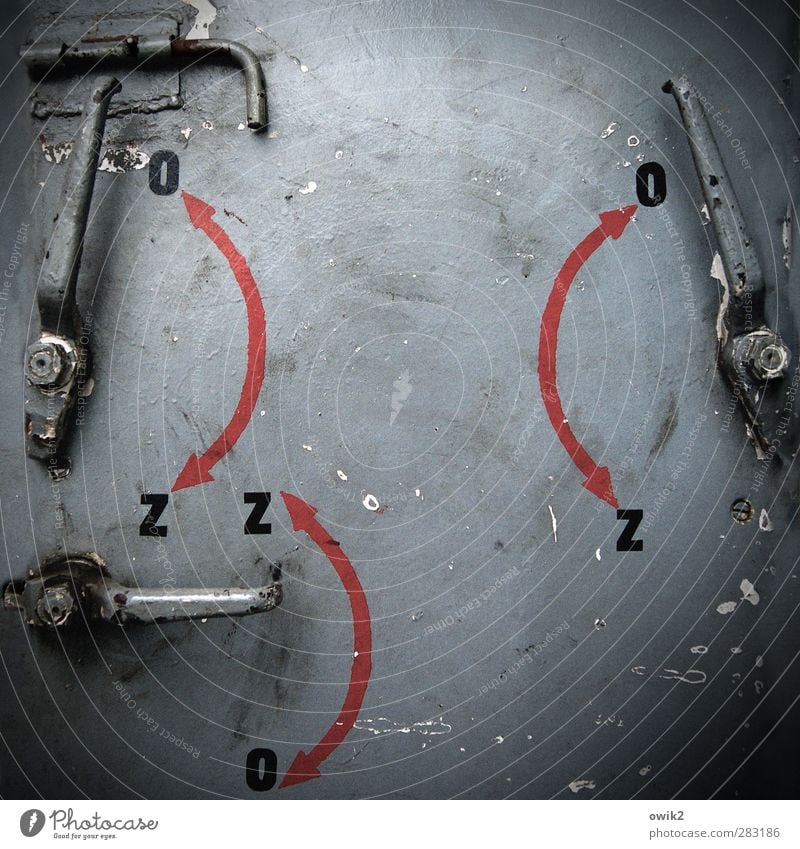 Sicherheitsdienst Metall Schriftzeichen Pfeil alt fest trist grau rot schwarz aufmachen schließen Beschriftung Buchstaben Polen Osteuropa Fähre Schließtechnik