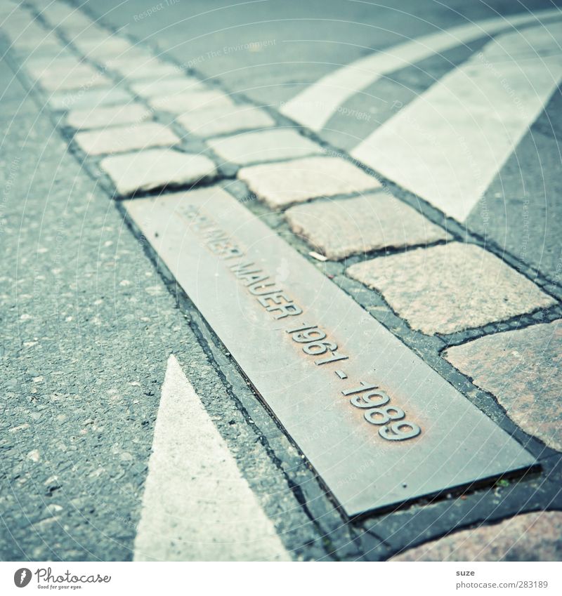 Die Mauer Hauptstadt Platz Wand Sehenswürdigkeit Wahrzeichen Verkehr Verkehrswege Straße Ziffern & Zahlen Schilder & Markierungen Linie historisch grau