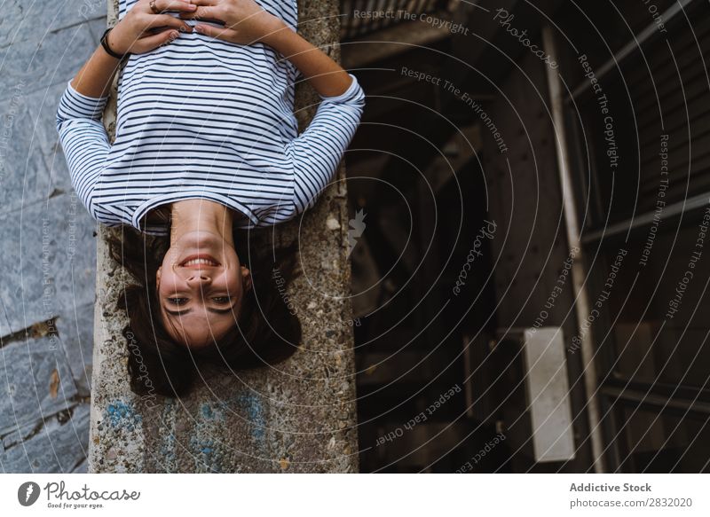 Lächelnde Frau am Zaun Mensch heiter Stadt Körperhaltung Freude Porträt charmant Menschliches Gesicht natürlich Glück Straße Sommer Großstadt Beautyfotografie