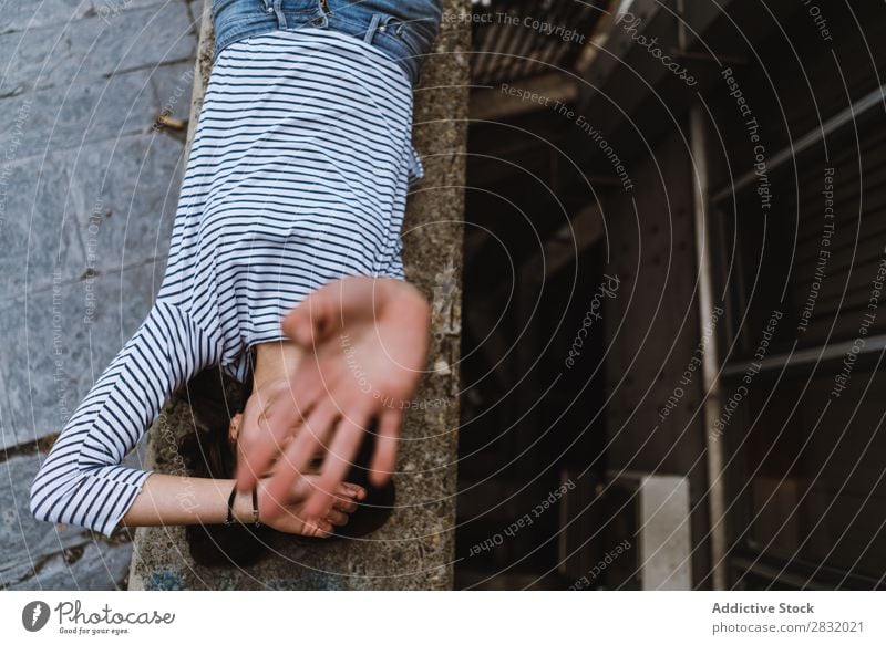 Frau bedeckt das Gesicht mit der Hand Mensch Stadt spielerisch Körperhaltung Deckfläche Porträt natürlich Straße kokett Spielen hochreichen Sommer Großstadt