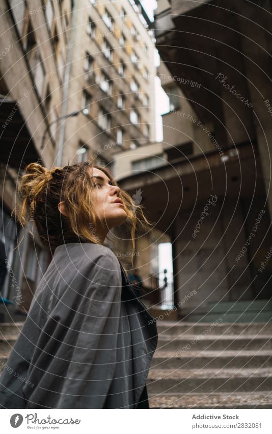 Trendiges Mädchen, das auf der Treppe posiert. Frau Stil Körperhaltung Grunge Straße Stadt selbstbewußt Erholung Beautyfotografie trendy Großstadt Model