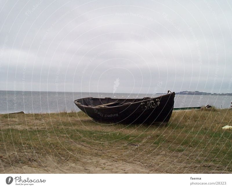 Fischerboot Wasserfahrzeug Fischereiwirtschaft Herbst Meer Stimmung Wolken schlechtes Wetter Nebel Strand Rügen Schifffahrt Hafen Insel