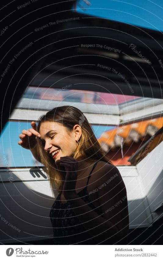 Lachende junge Frau im Fenster Sonnenlicht romantisch lachen Beautyfotografie Jugendliche Reinheit heiter Gefühle genießen expressiv lässig Lifestyle