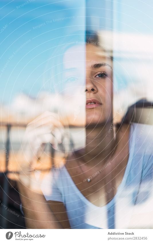 Schöne junge Frau durch Glas Reinheit Jugendliche Porträt romantisch Beautyfotografie Menschliches Gesicht natürlich Hautpflege Model Zufriedenheit frisch Teint