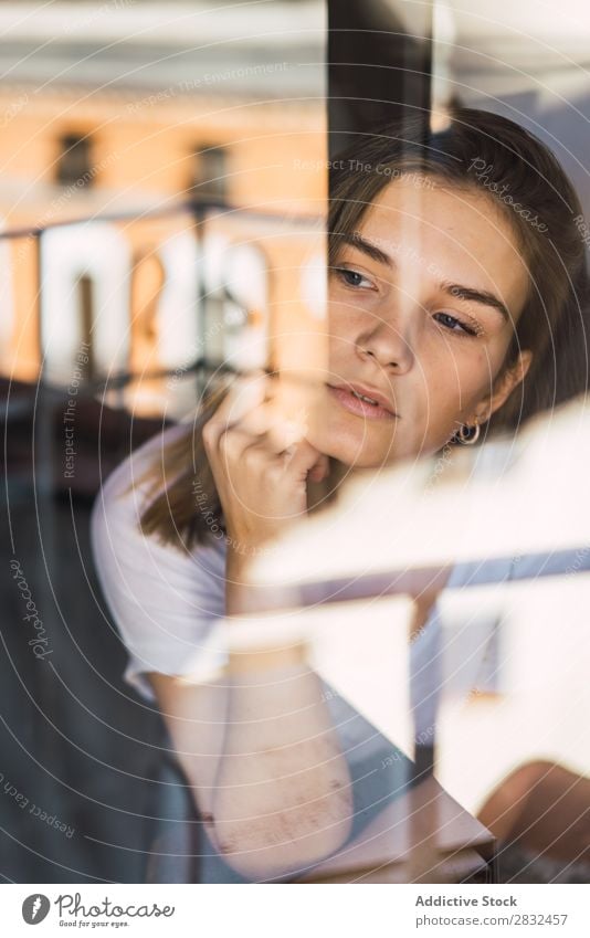 Schöne junge Frau durch Glas Reinheit Jugendliche Porträt romantisch Beautyfotografie Menschliches Gesicht natürlich Hautpflege Model Zufriedenheit frisch Teint