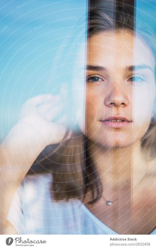 Schöne junge Frau durch Glas Reinheit Jugendliche Porträt romantisch Beautyfotografie Menschliches Gesicht natürlich Hautpflege Model Zufriedenheit frisch Teint