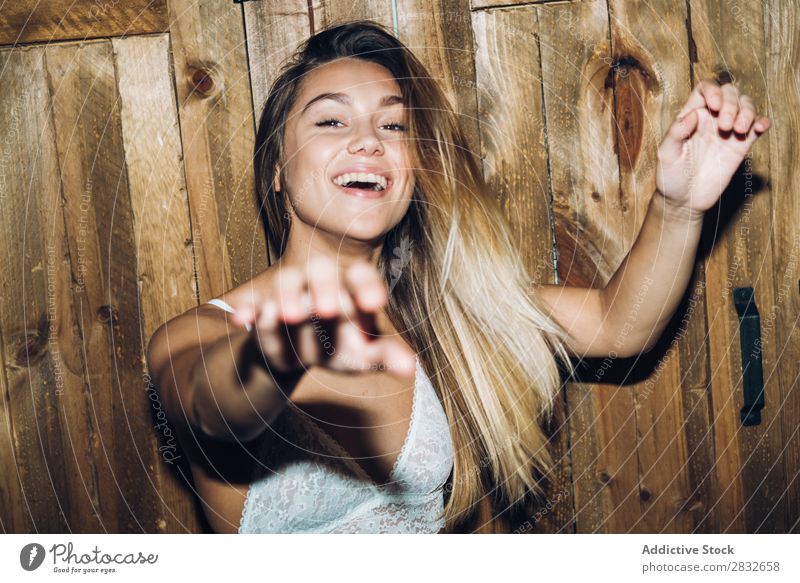 Attraktive Frau, die im Schrank posiert. genießen attraktiv Unterwäsche Holz Kleiderschrank Freude heiter Erotik heimwärts Beautyfotografie schön Jugendliche