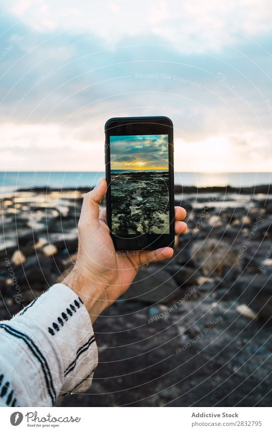 Getreidemann beim Fotografieren der Meereslandschaft Mann PDA Bildschirm fotografierend Erinnerung Natur Ferien & Urlaub & Reisen Strand Aussicht Tourismus