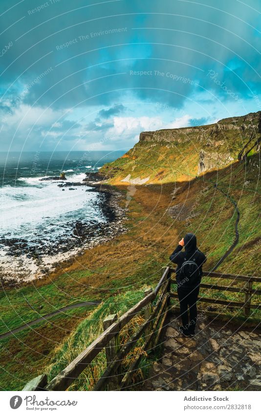 Tourist am Aussichtspunkt stehend Küste Seeküste Felsen Meer Landschaft Mensch Schüsse Strand Natur Wasser natürlich Meereslandschaft Stein schön grün Gras