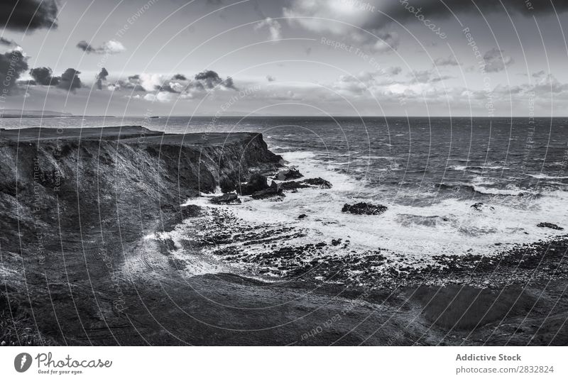 BW Aufnahme von der Felsküste Küste Seeküste Felsen Meer Landschaft Strand Natur Wasser natürlich Meereslandschaft Stein schön Gras Nordirland