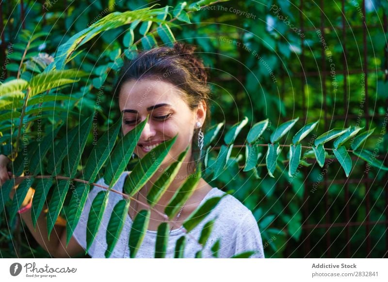 Frau, die auf der Natur posiert. Körperhaltung Garten romantisch frisch Model Überstrahlung Porträt Sommer Beautyfotografie Deckfläche geblümt Landschaft