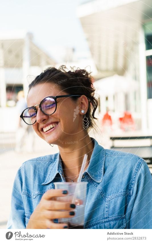 Frau, die im Außencafé sitzt und posiert. Café Sommer Stil Lifestyle Freizeit & Hobby Ferien & Urlaub & Reisen sitzen Getränk Erfrischung Tisch lässig Freude