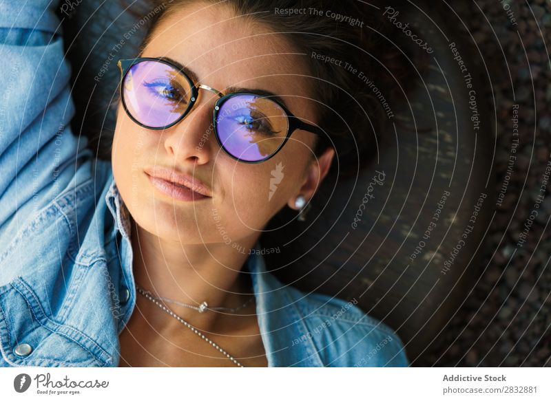 Porträt einer Frau mit Brille Stil klug Menschliches Gesicht Straße Model Stadt Brillenträger Teenager lügen Körperhaltung schön modern Jugendliche anhaben