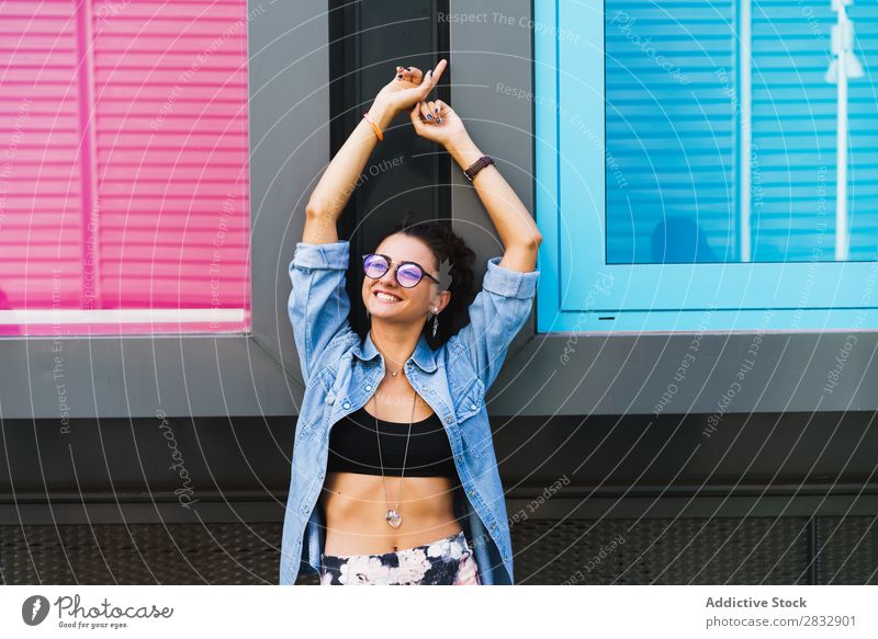 Stilvolles inhaltliches Mädchen, das auf der Straße posiert. Frau Stadt feminin trendy heiter Jugendliche Sommer Jeansstoff modern stehen Beautyfotografie