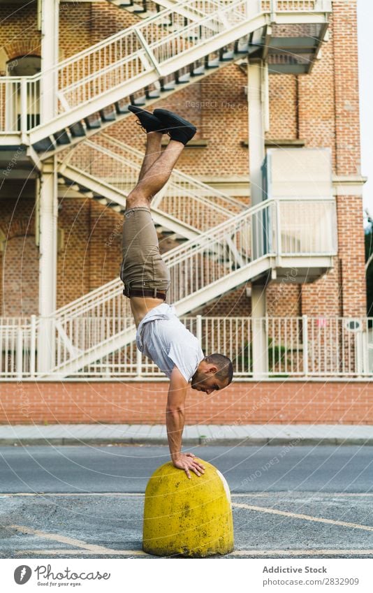 Mann im Handstand auf der Straße Stadt stehen Ausdauer Ausdruck sportlich Zeitgenosse Tänzer expressiv Stil Kultur Bewegung Jugendliche Leistung