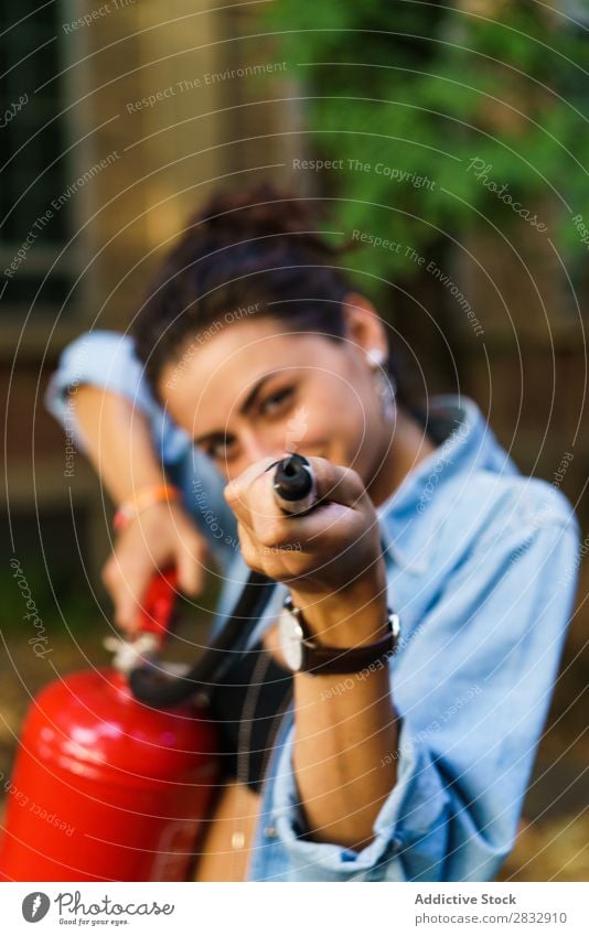 Frau posiert mit Feuerlöscher Model Straße Körperhaltung Rollen Stil in Bewegung modern Aktion Rollschuhfahren Großstadt Freizeit & Hobby Inline Skating lässig