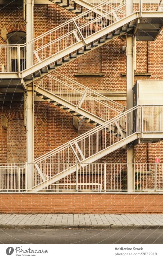 Feuertreppe der Gebäudeaußenseite Außenseite Treppe entkommen Architektur Design Notfall Strukturen & Formen Seite Stadt Stadtzentrum Straße Sicherheit