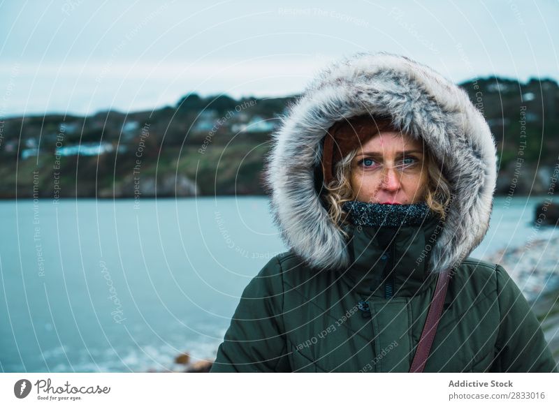 Touristenfrau am Meer Reisender Küste Seeküste Frau Blick in die Kamera warme Kleidung Ferien & Urlaub & Reisen Tourismus Ausflug Felsen Landschaft Strand Natur