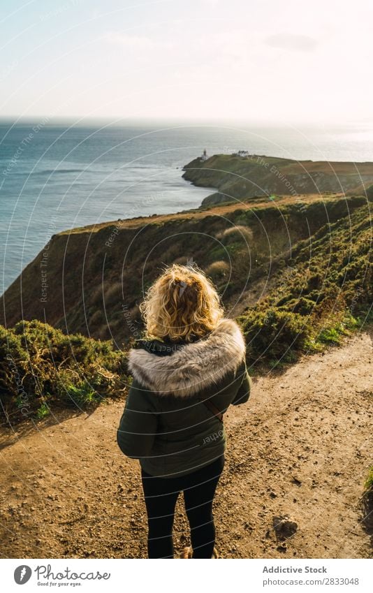 Frau macht Aufnahmen von der Meereslandschaft Tourist Reisender Küste Seeküste PDA Schüsse nehmen Straße Ferien & Urlaub & Reisen Tourismus Ausflug Felsen