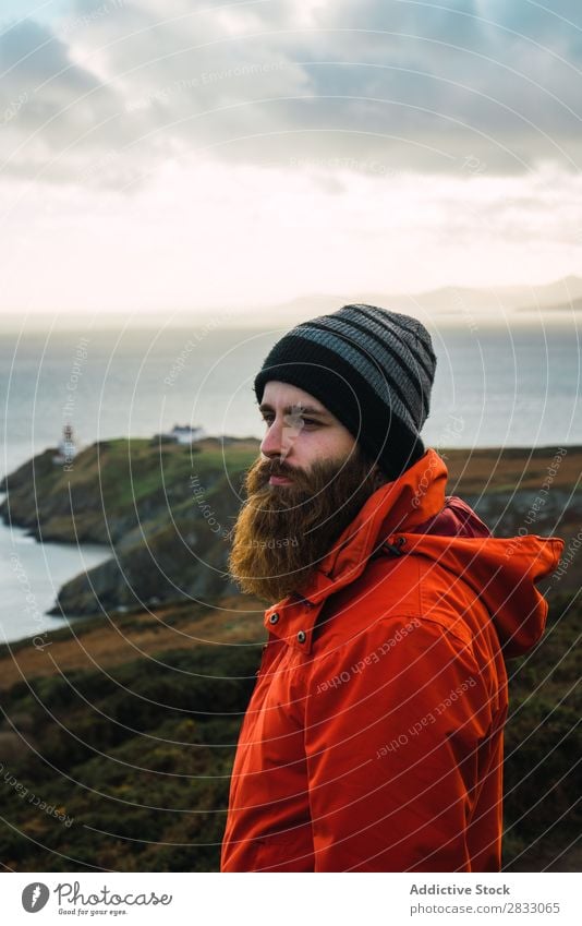 Mann, der in den Bergen posiert. Tourist Reisender Küste Seeküste Navigation Ferien & Urlaub & Reisen Tourismus Ausflug Felsen Meer Landschaft Strand Natur