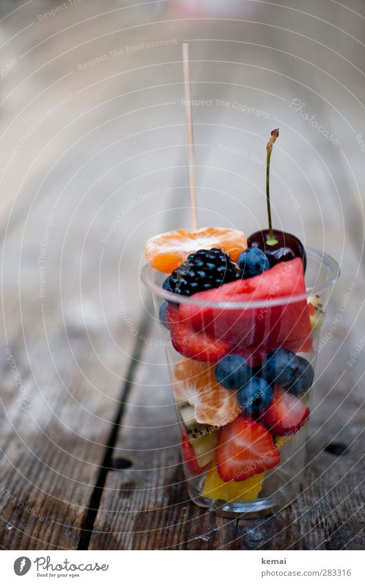 Gefangen in Plastik Frucht Mandarine Brombeeren Kirsche Blaubeeren Erdbeeren Kiwi Ananas Wassermelone Ernährung Büffet Brunch Picknick Bioprodukte