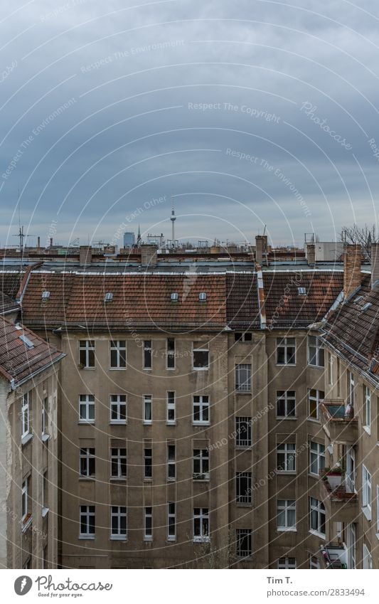 Berlin Prenzlauer Berg Stadt Hauptstadt Stadtzentrum Altstadt Skyline Menschenleer Mauer Wand Fassade Fenster Dach Dachrinne Schornstein Antenne